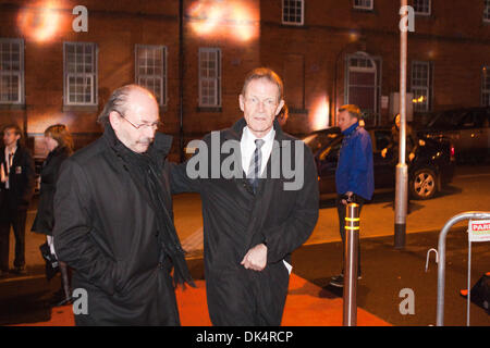 Londonderry, UK. 2. Dezember 2013. Sir Nicholas Serota (rechts), kommt Direktor, Tate Gallery, in der Turner Preis 2013 am Ebrington Square, Londonderry im Ebrington Square, Londonderry. Bildnachweis: Darron Mark/Alamy Live-Nachrichten Stockfoto