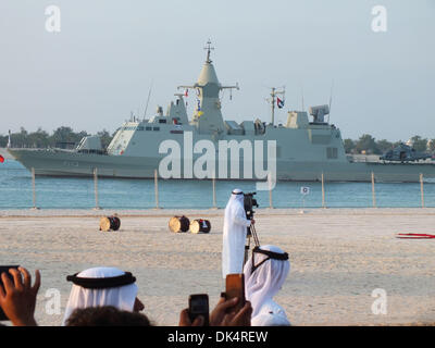 Abu Dhabi. 2. Dezember 2013. Ein Lenkwaffenzerstörer der Marine Kräfte der United Arab der Emirate (VAE) wird während einer militärischen Show präsentiert durch die Streitkräfte der VAE die 42. Nationalfeiertag der VAE in Abu Dhabi, VAE, 2. Dezember 2013 feiern. (Xinhua/Ma Xiping) Stockfoto