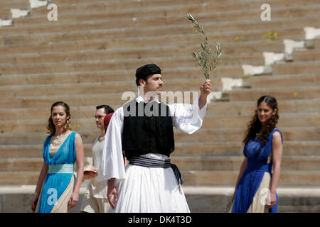 12. April 2011 - Athen, Griechenland - SPYROS LOUIS war eine griechische Wasserträger, die dem 1896 die ersten modernen Olympischen Marathon gewann. Wiederbelebung der Olympischen Spiele auf Neuzeit im Panathenaikon Stadion (Kallimarmaro) in Athen. (Bild Kredit: Aristidis Vafeiadakis/ZUMAPRESS.com ©) Stockfoto