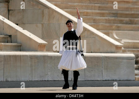 12. April 2011 - Athen, Griechenland - SPYROS LOUIS war eine griechische Wasserträger, die dem 1896 die ersten modernen Olympischen Marathon gewann. Wiederbelebung der Olympischen Spiele auf Neuzeit im Panathenaikon Stadion (Kallimarmaro) in Athen. (Bild Kredit: Aristidis Vafeiadakis/ZUMAPRESS.com ©) Stockfoto