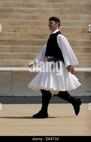 12. April 2011 - Athen, Griechenland - SPYROS LOUIS war eine griechische Wasserträger, die dem 1896 die ersten modernen Olympischen Marathon gewann. Wiederbelebung der Olympischen Spiele auf Neuzeit im Panathenaikon Stadion (Kallimarmaro) in Athen. (Bild Kredit: Aristidis Vafeiadakis/ZUMAPRESS.com ©) Stockfoto