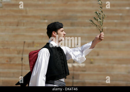 12. April 2011 - Athen, Griechenland - SPYROS LOUIS war eine griechische Wasserträger, die dem 1896 die ersten modernen Olympischen Marathon gewann. Wiederbelebung der Olympischen Spiele auf Neuzeit im Panathenaikon Stadion (Kallimarmaro) in Athen. (Bild Kredit: Aristidis Vafeiadakis/ZUMAPRESS.com ©) Stockfoto