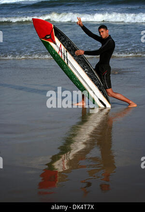 13. April 2011 - Gaza-Stadt, Gaza-Streifen - trifft einen palästinensischen Jugendlichen Surfen im Mittelmeer vor der Küste von Gaza-Stadt, als ein heißes Wetter Gaza-Streifen... (Bild Kredit: Mahmoud Nassar/apaimages/ZUMApress.com ©) Stockfoto