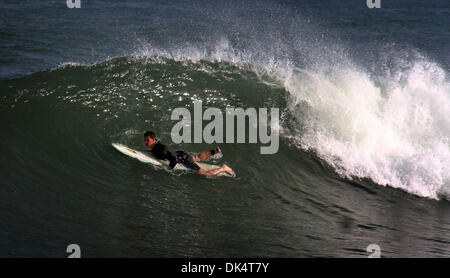 13. April 2011 - Gaza-Stadt, Gaza-Streifen - trifft einen palästinensischen Jugendlichen Surfen im Mittelmeer vor der Küste von Gaza-Stadt, als ein heißes Wetter Gaza-Streifen... (Bild Kredit: Mahmoud Nassar/apaimages/ZUMApress.com ©) Stockfoto