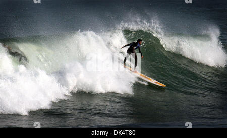 13. April 2011 - Gaza-Stadt, Gaza-Streifen - trifft einen palästinensischen Jugendlichen Surfen im Mittelmeer vor der Küste von Gaza-Stadt, als ein heißes Wetter Gaza-Streifen... (Bild Kredit: Mahmoud Nassar/apaimages/ZUMApress.com ©) Stockfoto