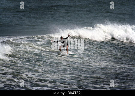 13. April 2011 - Gaza-Stadt, Gaza-Streifen - trifft einen palästinensischen Jugendlichen Surfen im Mittelmeer vor der Küste von Gaza-Stadt, als ein heißes Wetter Gaza-Streifen... (Bild Kredit: Mahmoud Nassar/apaimages/ZUMApress.com ©) Stockfoto