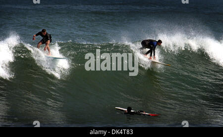 13. April 2011 - Gaza-Stadt, Gaza-Streifen - trifft einen palästinensischen Jugendlichen Surfen im Mittelmeer vor der Küste von Gaza-Stadt, als ein heißes Wetter Gaza-Streifen... (Bild Kredit: Mahmoud Nassar/apaimages/ZUMApress.com ©) Stockfoto