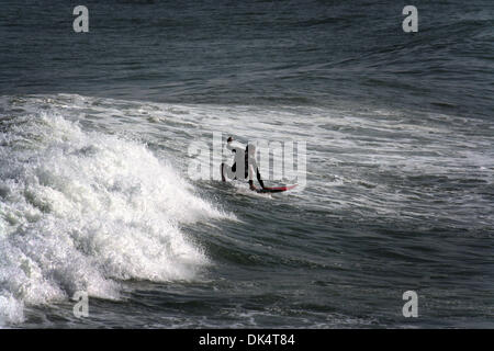 13. April 2011 - Gaza-Stadt, Gaza-Streifen - trifft einen palästinensischen Jugendlichen Surfen im Mittelmeer vor der Küste von Gaza-Stadt, als ein heißes Wetter Gaza-Streifen... (Bild Kredit: Mahmoud Nassar/apaimages/ZUMApress.com ©) Stockfoto