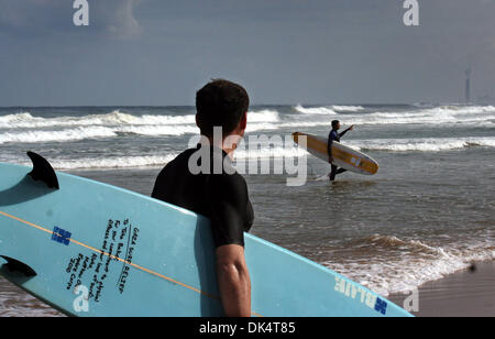 13. April 2011 - Gaza-Stadt, Gaza-Streifen - trifft einen palästinensischen Jugendlichen Surfen im Mittelmeer vor der Küste von Gaza-Stadt, als ein heißes Wetter Gaza-Streifen... (Bild Kredit: Mahmoud Nassar/apaimages/ZUMApress.com ©) Stockfoto