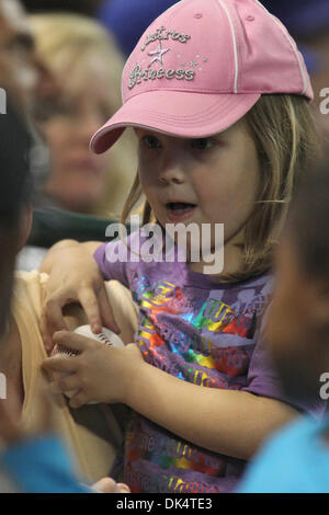 13. April 2011 - hat Houston, Texas, USA - Houston Astros Prinzessin-Fan sich ein schönes Baseball-Souvenir. Die Chicago Cubs schlug die Houston Astros 5-4 im Minute Maid Park in Houston, Texas. (Kredit-Bild: © Luis Leyva/Southcreek Global/ZUMAPRESS.com) Stockfoto