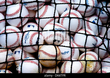 13. April 2011 - Houston, Texas, USA - Chicago Cubs Wimper Übungsbälle vor dem Spiel. Chicago Cubs schlug die Houston Astros 9 - 5 im Minute Maid Park in Houston Texas. (Kredit-Bild: © Juan DeLeon/Southcreek Global/ZUMAPRESS.com) Stockfoto