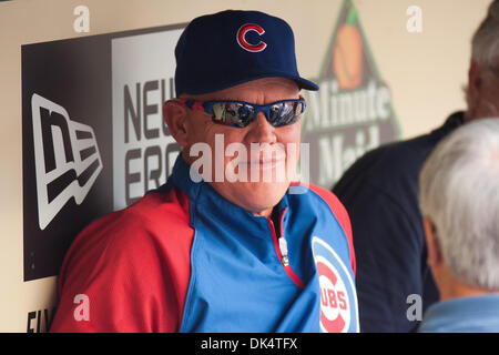 13. April 2011 - Houston, Texas, USA - Chicago Cubs Manager Mike Quade (8) spricht mit Thr Medien auf der Trainerbank. Chicago Cubs schlug die Houston Astros 9 - 5 im Minute Maid Park in Houston Texas. (Kredit-Bild: © Juan DeLeon/Southcreek Global/ZUMAPRESS.com) Stockfoto