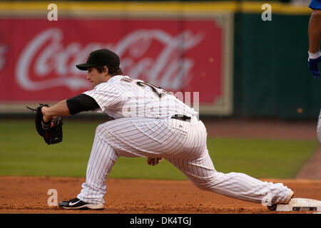 13. April 2011 - Houston, Texas, USA - Houston Astros Infielder Brett Wallace (29) erstreckt sich auf den Ball Feld. Chicago Cubs schlug die Houston Astros 9 - 5 im Minute Maid Park in Houston Texas. (Kredit-Bild: © Juan DeLeon/Southcreek Global/ZUMAPRESS.com) Stockfoto