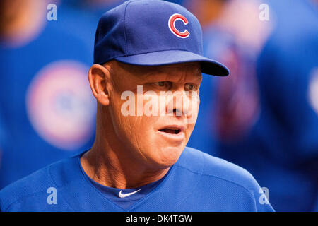 13. April 2011 - Houston, Texas, USA - Chicago Cubs Manager Mike Quade (8) auf der Trainerbank während des Spiels. Chicago Cubs schlug die Houston Astros 9 - 5 im Minute Maid Park in Houston Texas. (Kredit-Bild: © Juan DeLeon/Southcreek Global/ZUMAPRESS.com) Stockfoto