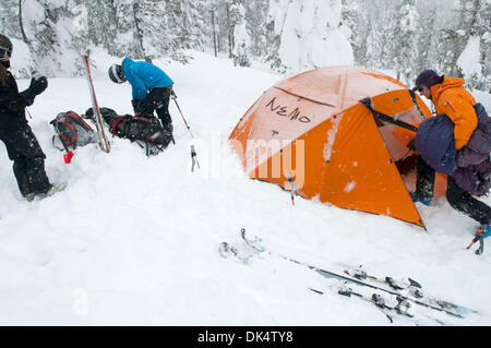 27. Februar 2011 vorbereiten - Missoula, Montana, USA - Sarah Ogburn (schwarze Jacke), Matt Cornette (blaue Jacke) und Pete Barrett (orange Jacke) Camp... Skifahrer-Camp und Ski im Hinterland von den Bitterroot Bergen von Montana. (Kredit-Bild: © Jed Conklin/ZUMAPRESS.com) Stockfoto