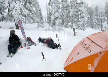 27. Februar 2011 - Missoula, Montana, USA - Sarah Ogburn versucht warm zu halten... Skifahrer-Camp und Ski im Hinterland von den Bitterroot Bergen von Montana. (Kredit-Bild: © Jed Conklin/ZUMAPRESS.com) Stockfoto