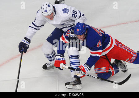 16. März 2011 - New York, New York, USA - New York Rangers zentrieren Erik Christensen (40) taucht vorbei Toronto Maple Leafs Center David Steckel (20) für eine lockere Puck während der ersten Periode NHL-Aktion zwischen dem Toronto-Ahorn Blätter und New York Rangers im Madison Square Garden in New York City. (Kredit-Bild: © wird Schneekloth/Southcreek/ZUMAPRESS.com) Stockfoto