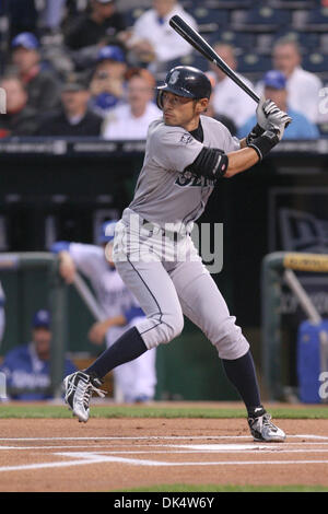 14. April 2011 - Kansas City, Missouri, USA - Seattle Mariners Recht Fielder führt Ichiro Suzuki (51) im ersten Inning während Donnerstag Baseball-Spiel zwischen den Kansas City Royals und die Seattle Mariners im Kauffman Stadium in Kansas City, Missouri. Die Royals besiegte die Mariners 5-1 in einem Regen verkürzt-Spiel. (Kredit-Bild: © James Allison/Southcreek Global/ZUMAPRESS.c Stockfoto