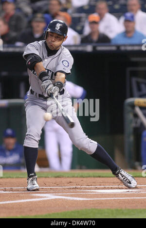 14. April 2011 - Kansas City, Missouri, USA - Seattle Mariners Recht Fielder erreicht Ichiro Suzuki (51) für einen Pitch im ersten Inning während Donnerstag Baseball-Spiel zwischen den Kansas City Royals und die Seattle Mariners im Kauffman Stadium in Kansas City, Missouri. Die Royals besiegte die Mariners 5-1 in einem Regen verkürzt-Spiel. (Kredit-Bild: © James Allison/Southcreek Global/Z Stockfoto