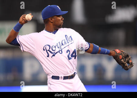 14. April 2011 - Kansas City, Missouri, USA - Kansas City Royals Dritter Basisspieler Wilson Betemit (24) während am Donnerstag Baseball-Spiel zwischen den Kansas City Royals und die Seattle Mariners im Kauffman Stadium in Kansas City, Missouri. Die Royals besiegte die Mariners 5-1 in einem Regen verkürzt-Spiel. (Kredit-Bild: © James Allison/Southcreek Global/ZUMAPRESS.com) Stockfoto