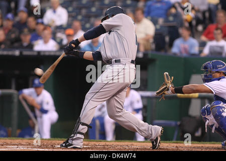 14. April 2011 - Kansas City, Missouri, USA - Seattle Mariners erster Basisspieler Justin Smoak (17) Zeilen aus Kansas City Royals Center Fielder Melky Cabrera (53) während am Donnerstag Baseball-Spiel zwischen den Kansas City Royals und die Seattle Mariners im Kauffman Stadium in Kansas City, Missouri. Die Royals besiegte die Mariners 5-1 in einem Regen verkürzt-Spiel. (Kredit-Bild: © James Al Stockfoto