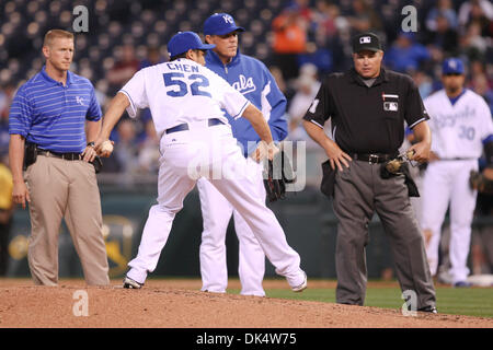 14. April 2011 - Kansas City, Missouri, USA - Kansas City Royals ab Krug Bruce Chen (52) Test Rücken Poloshirt als Trainer Aussehen während Donnerstag Baseball-Spiel zwischen den Kansas City Royals und die Seattle Mariners im Kauffman Stadium in Kansas City, Missouri. Die Royals besiegte die Mariners 5-1 in einem Regen verkürzt-Spiel. (Kredit-Bild: © James Allison/Southcreek Stockfoto