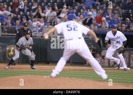 14. April 2011 - Kansas City, Missouri, USA - Seattle Mariners Recht Fielder führt Ichiro Suzuki (51) ab ersten Base im dritten Inning während Donnerstag Baseball-Spiel zwischen den Kansas City Royals und die Seattle Mariners im Kauffman Stadium in Kansas City, Missouri. Die Royals besiegte die Mariners 5-1 in einem Regen verkürzt-Spiel. (Kredit-Bild: © James Allison/Southcreek Global/ZUMA Stockfoto