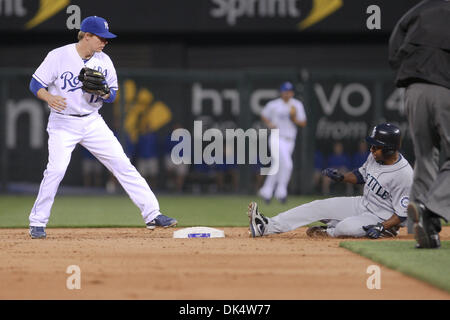 14. April 2011 - Kansas City, Missouri, USA - Kansas City Royals zweiter Basisspieler Stichwörter Chris Getz (17) vor der gleitenden Seattle Mariners dritte Baseman Chone Figgins (9) während am Donnerstag Baseball-Spiel zwischen den Kansas City Royals und die Seattle Mariners im Kauffman Stadium in Kansas City, Missouri. Die Royals besiegte die Mariners 5-1 in einem Regen verkürzt-Spiel. (Credit Stockfoto