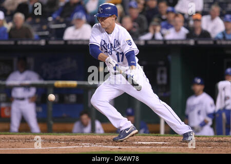 14. April 2011 - versucht Kansas City, Missouri, USA - Kansas City Royals zweiter Basisspieler Chris Getz (17) ein Opfer Bunt während Donnerstag Baseball-Spiel zwischen den Kansas City Royals und die Seattle Mariners im Kauffman Stadium in Kansas City, Missouri. Die Royals besiegte die Mariners 5-1 in einem Regen verkürzt-Spiel. (Kredit-Bild: © James Allison/Southcreek Global/ZUMAPRESS.com) Stockfoto