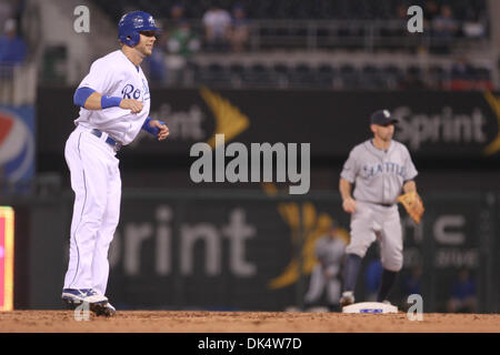 14. April 2011 - Kansas City, Missouri, USA - Kansas City Royals linker Feldspieler führt Alex Gordon (4) von der zweiten Unterseite während Donnerstag Baseball-Spiel zwischen den Kansas City Royals und die Seattle Mariners im Kauffman Stadium in Kansas City, Missouri. Die Royals besiegte die Mariners 5-1 in einem Regen verkürzt-Spiel. (Kredit-Bild: © James Allison/Southcreek Global/ZUMAPRESS.com) Stockfoto