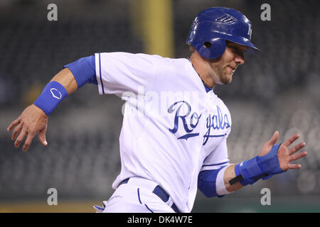 14. April 2011 - Köpfe Kansas City, Missouri, USA - Kansas City Royals linker Feldspieler Alex Gordon (4) für zu Hause als Kansas City Royals Designated Hitter Billy Butler (16) Singles, rechten Feld während Donnerstag Baseball-Spiel zwischen den Kansas City Royals und die Seattle Mariners im Kauffman Stadium in Kansas City, Missouri. Die Royals besiegte die Mariners 5-1 in einem Regen verkürzt ga Stockfoto