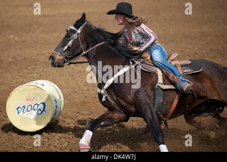 14. April 2011 - Red Bluff, Kalifornien, USA - Tracee Young Delta, UT konkurriert während Barrel Racing schlaff an der 2011 Red Bluff Round-Up an der Tehama Stadtteil Fairgrounds in Red Bluff, CA. (Credit-Bild: © Matt Cohen/Southcreek Global/ZUMAPRESS.com) Stockfoto