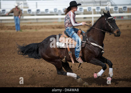 14. April 2011 - Red Bluff, Kalifornien, USA - Tracee Young Delta, UT konkurriert während Barrel Racing schlaff an der 2011 Red Bluff Round-Up an der Tehama Stadtteil Fairgrounds in Red Bluff, CA. (Credit-Bild: © Matt Cohen/Southcreek Global/ZUMAPRESS.com) Stockfoto