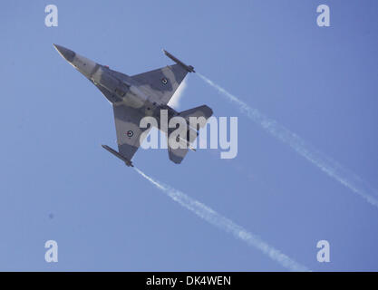 Abu Dhabi. 2. Dezember 2013. Eine f-16-Lenkwaffe der Luftstreitkräfte der Vereinigten Arabischen der Emirate (VAE) führt während der militärischen Show präsentiert durch die Streitkräfte der VAE die 42. Nationalfeiertag der VAE in Abu Dhabi, VAE, 2. Dezember 2013 feiern. (Xinhua/eine Jiang) Stockfoto