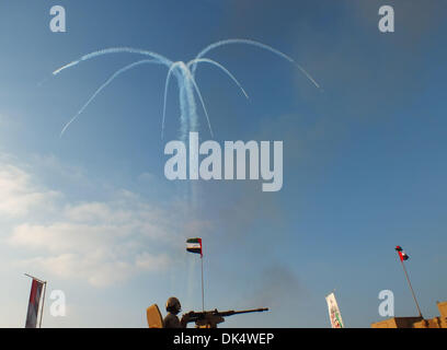 Abu Dhabi. 2. Dezember 2013. Mitglieder der Al Fursan oder die Ritter, die Vereinigten Arabischen Emirate Display-Kunstflugstaffel durchführen während einer militärischen Show präsentiert durch die Streitkräfte der VAE die 42. Nationalfeiertag der VAE in Abu Dhabi, VAE, 2. Dezember 2013 feiern. (Xinhua/Ma Xiping) Stockfoto