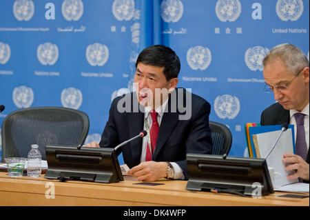 New York, USA. 2. Dezember 2013. Haoliang Xu, stellvertretender Generalsekretär der Vereinten Nationen, spricht im Rahmen einer Pressekonferenz auf der Post-Haiyan-Recovery-Prozess auf den Philippinen, im UN-Hauptquartier in New York am 2. Dezember 2013. Bereitstellung humanitären Hilfe für die Überlebenden der Taifun Haiyan auf den Philippinen eine Priorität für die Vereinten Nationen und seine Partner, sagte Xu Reportern hier am Montag. Bildnachweis: Niu Xiaolei/Xinhua/Alamy Live-Nachrichten Stockfoto