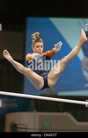 15. April 2011 - Cleveland, Ohio, USA - konkurriert Jaclyn Kantecki von Illinois am Stufenbarren während der Halbfinale 2011 National Collegiate Damen Gymnastik Championships am Wolstein Center in Cleveland, Ohio. (Kredit-Bild: © Frank Jansky/Southcreek Global/ZUMAPRESS.com) Stockfoto