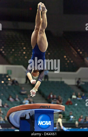 15. April 2011 - Cleveland, Ohio, USA - konkurriert Sam Peszek der UCLA im Gewölbe während das Halbfinale 2011 National Collegiate WomenÃ•s Gymnastik-Meisterschaften am Wolstein Center in Cleveland, Ohio. (Kredit-Bild: © Frank Jansky/Southcreek Global/ZUMAPRESS.com) Stockfoto