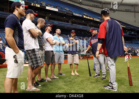 16. April 2011 - St. Petersburg, FL, USA - SP 335893 FOUN RAYS 1.EDMUND D. Brunnen | Zeiten. (16.04.2011 Tampa) L-r: Tampa Bay Lightning Spieler Steve Downie, Mike Smith, Teddy Purcell, Steven Stamkos, Nate Thompson und Dwayne Roloson mit Zwillinge-Manager Ron Gardenhire sprechen und DH Justin Morneau, ganz rechts. Die sechs Spieler besuchte am Samstag-Spiel als Gäste des Morneau. Die Tampa Bay-R Stockfoto