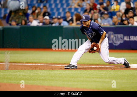 16. April 2011 - St. Petersburg, FL, USA - SP 335893 FOUN RAYS 3.EDMUND D. Brunnen | Zeiten. (16.04.2011 Tampa) Tampa Bay Rays erster Basisspieler Casey Kotchman macht einen Haken auf den ersten, die Spitze der zweiten Inning zu beenden. Die Tampa Bay Rays gespielt der Minnesota Twins am 16. April 2011 im Tropicana Field in St. Petersburg.   [EDMUND D. Brunnen, mal] (Kredit-Bild: © St. Petersburg Times / Stockfoto