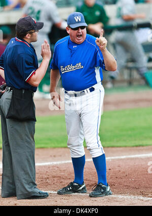 19. Juli 2011 - hat Fort Worth, Texas, USA - Fort Worth Katzen Manager, Stan Hough, eine Meinungsverschiedenheit mit Home-Plate Umpire, Shaylor Smith, während die amerikanische Vereinigung der Independent Professional Baseball Spiel zwischen Gary Southshore Railcats und Fort Worth Katzen auf dem historischen LaGrave-Baseball-Feld in Fort Worth, Tx. Gary Southshore Niederlagen Fort Worth 7 bis 3. (Kredit Imag Stockfoto