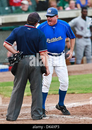 19. Juli 2011 - zeigt Fort Worth, Texas, USA - The Fort Worth Katzen Manager, Stan Hough, seinen Unmut über einen Anruf mit der Home-Plate Umpire, Shaylor Smith, während der American Association der Independent Professional Baseball Spiel zwischen Gary Southshore Railcats und den Fort Worth Katzen auf dem historischen LaGrave-Baseball-Feld in Fort Worth, Tx. Gary Southshore Niederlagen Fort Wo Stockfoto