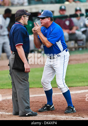 19. Juli 2011 - zeigt Fort Worth, Texas, USA - The Fort Worth Katzen Manager, Stan Hough, seinen Unmut über einen Anruf mit der Home-Plate Umpire, Shaylor Smith, während der American Association der Independent Professional Baseball Spiel zwischen Gary Southshore Railcats und den Fort Worth Katzen auf dem historischen LaGrave-Baseball-Feld in Fort Worth, Tx. Gary Southshore Niederlagen Fort Wo Stockfoto