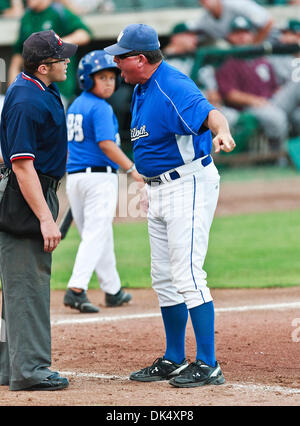19. Juli 2011 - hat Fort Worth, Texas, USA - Fort Worth Katzen Manager, Stan Hough, eine Meinungsverschiedenheit mit Home-Plate Umpire, Shaylor Smith, während die amerikanische Vereinigung der Independent Professional Baseball Spiel zwischen Gary Southshore Railcats und Fort Worth Katzen auf dem historischen LaGrave-Baseball-Feld in Fort Worth, Tx. Gary Southshore Niederlagen Fort Worth 7 bis 3. (Kredit Imag Stockfoto