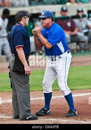19. Juli 2011 - zeigt Fort Worth, Texas, USA - The Fort Worth Katzen Manager, Stan Hough, seinen Unmut über einen Anruf mit der Home-Plate Umpire, Shaylor Smith, während der American Association der Independent Professional Baseball Spiel zwischen Gary Southshore Railcats und den Fort Worth Katzen auf dem historischen LaGrave-Baseball-Feld in Fort Worth, Tx. Gary Southshore Niederlagen Fort Wo Stockfoto