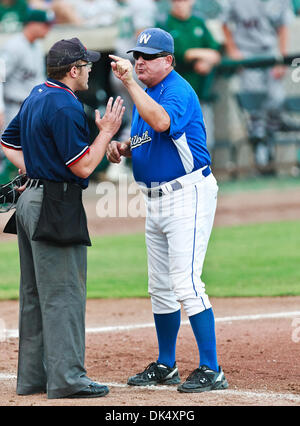 19. Juli 2011 - hat Fort Worth, Texas, USA - Fort Worth Katzen Manager, Stan Hough, eine Meinungsverschiedenheit mit Home-Plate Umpire, Shaylor Smith, während die amerikanische Vereinigung der Independent Professional Baseball Spiel zwischen Gary Southshore Railcats und Fort Worth Katzen auf dem historischen LaGrave-Baseball-Feld in Fort Worth, Tx. Gary Southshore Niederlagen Fort Worth 7 bis 3. (Kredit Imag Stockfoto