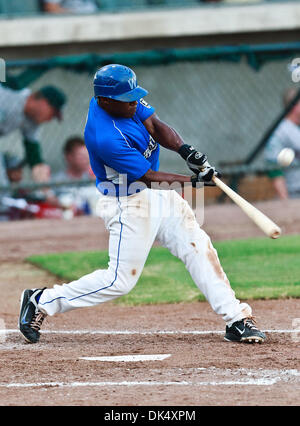 19. Juli 2011 - Fort Worth, Texas, USA - Fort Worth Katzen Infielder Aljay Davis (7) in Aktion während der amerikanischen Vereinigung der Independent Professional Baseball Spiel zwischen Gary Southshore Railcats und Fort Worth Katzen auf dem historischen LaGrave-Baseball-Feld in Fort Worth, Tx. Gary Southshore Niederlagen Fort Worth 7 bis 3. (Kredit-Bild: © Dan Wozniak/Southcreek Global/ZUMAPRES Stockfoto