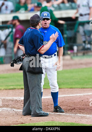 19. Juli 2011 - hat Fort Worth, Texas, USA - Fort Worth Katzen Manager, Stan Hough, eine Meinungsverschiedenheit mit Home-Plate Umpire, Shaylor Smith, während die amerikanische Vereinigung der Independent Professional Baseball Spiel zwischen Gary Southshore Railcats und Fort Worth Katzen auf dem historischen LaGrave-Baseball-Feld in Fort Worth, Tx. Gary Southshore Niederlagen Fort Worth 7 bis 3. (Kredit Imag Stockfoto