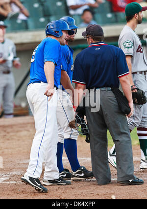19. Juli 2011 - Fort Worth, Texas, USA - Fort Worth Katzen Infielder Trent Lockwood (9) hat eine Diskussion mit der Home-Plate Umpire, Shaylor Smith, während die amerikanische Vereinigung der Independent Professional Baseball Spiel zwischen Gary Southshore Railcats und den Fort Worth Katzen auf dem historischen LaGrave-Baseball-Feld in Fort Worth, Tx. Gary Southshore Niederlagen Fort Worth 7 bis 3. (C Stockfoto