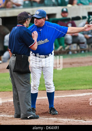 19. Juli 2011 - zeigt Fort Worth, Texas, USA - The Fort Worth Katzen Manager, Stan Hough, seinen Unmut über einen Anruf mit der Home-Plate Umpire, Shaylor Smith, während der American Association der Independent Professional Baseball Spiel zwischen Gary Southshore Railcats und den Fort Worth Katzen auf dem historischen LaGrave-Baseball-Feld in Fort Worth, Tx. Gary Southshore Niederlagen Fort Wo Stockfoto